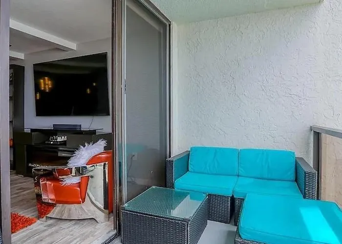 Panoramic Penthouse Above Clearwater Apartment